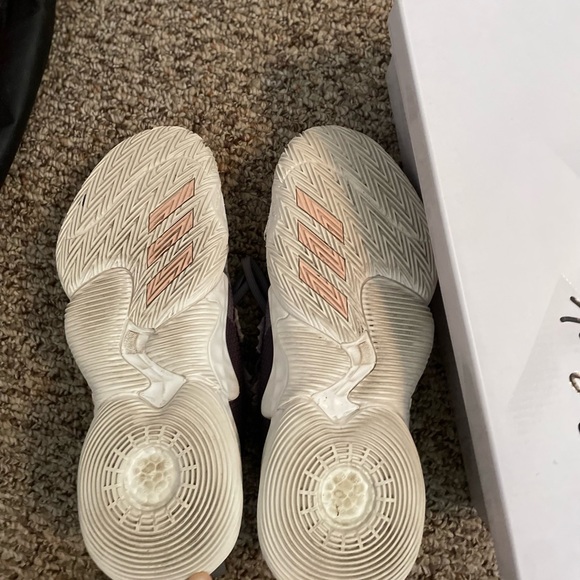 Trae Young 1 - Picture 2 of 7